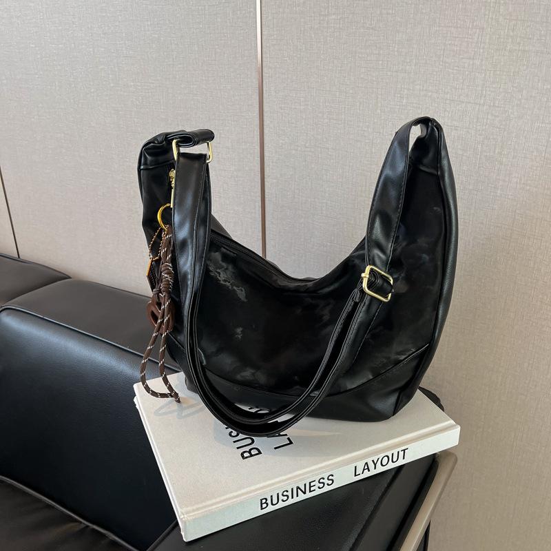 

Ретро простая сумка-пельмень зима новая мода большая вместимость плечевая сумка мессенджер высокое чувство женская сумка чёрный