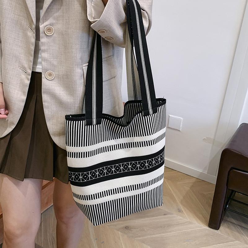 Fashionable Large Capacity Tote Bag For Women Summer Commuter Bucket Design