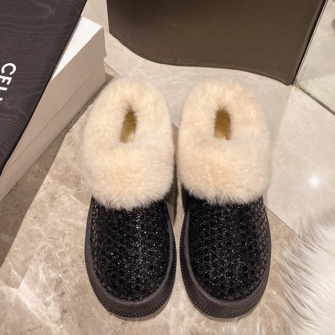

Мода 2024 года, зима, новые теплые домашние тапочки на меху для женщин, модные блестящие тапочки из искусственной замши с закрытым носком, женские удобные мягкие зимние сапоги 42 чёрный