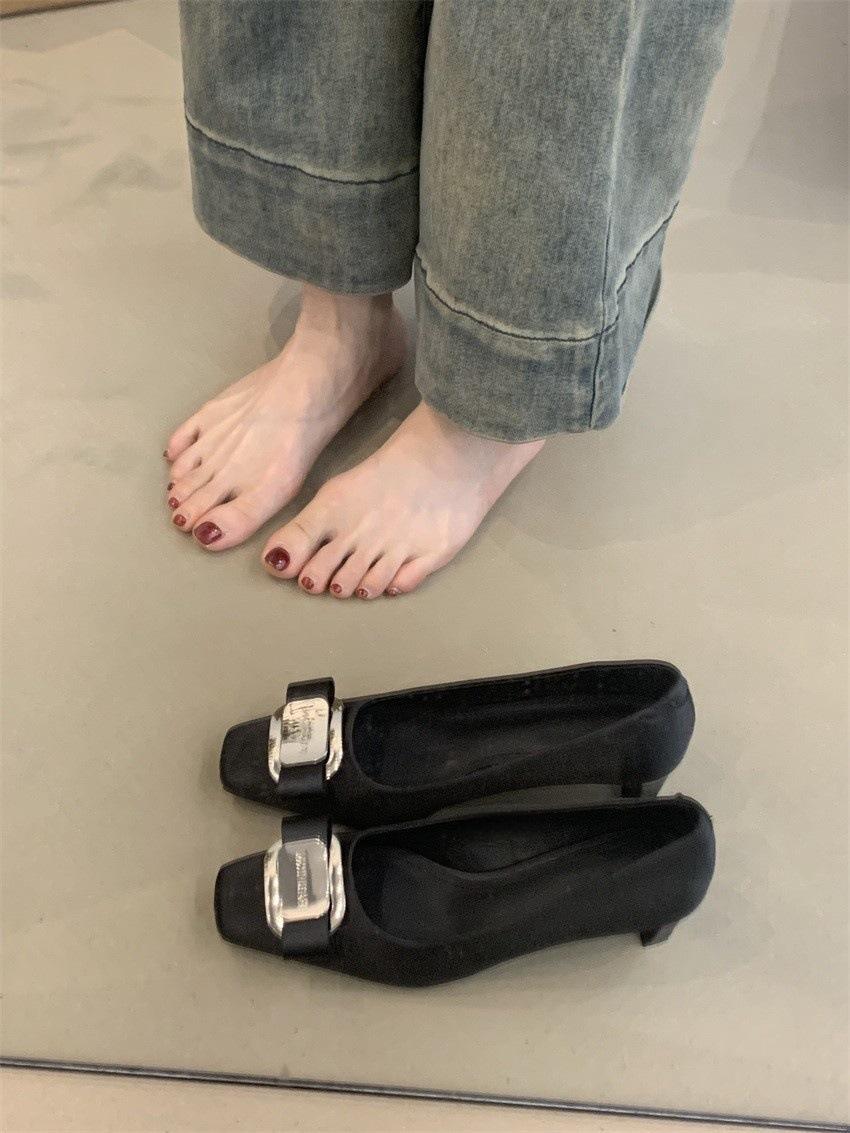 

Женские туфли на высоком каблуке женские 2025 весна французский темперамент элегантный атласный бант квадратный нос легкий рот толстый каблук вечерние туфли 35 чёрный