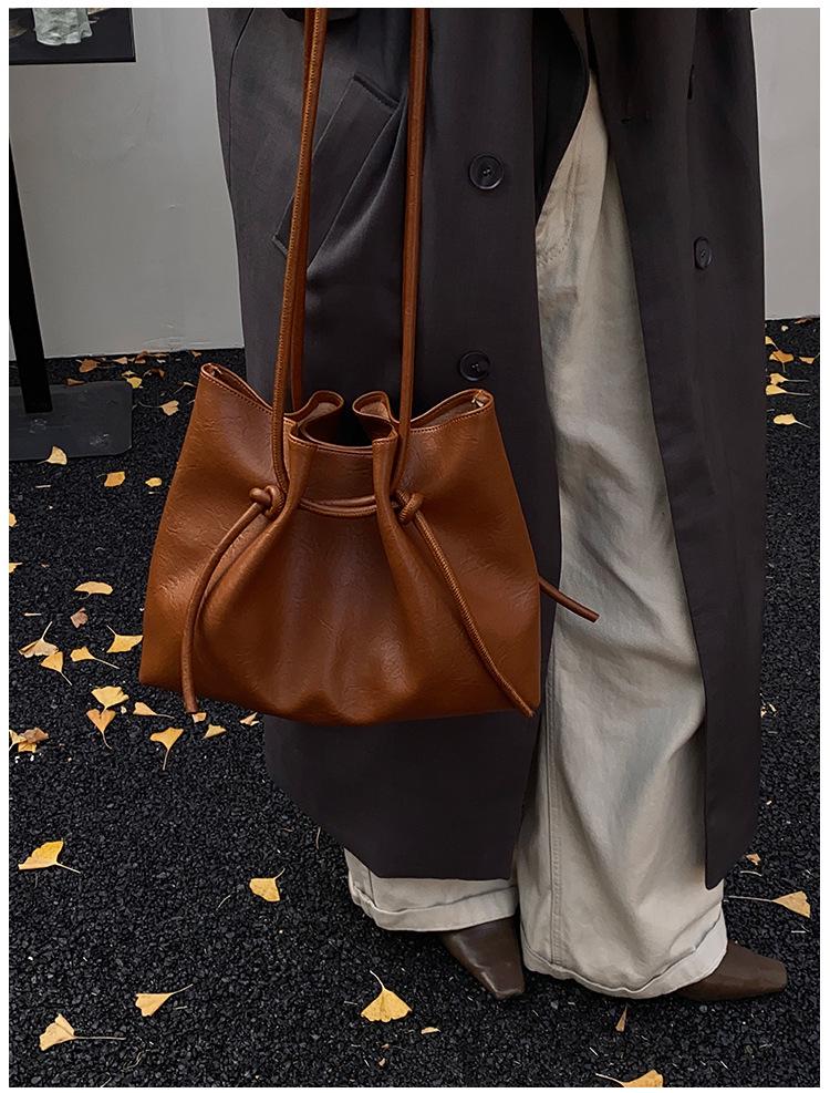 High-End Women's Large Capacity Textured Crossbody Drawstring Shoulder Bag for Casual Outdoor Use