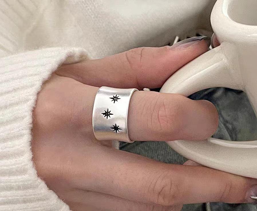 Personalisierter Damenring aus rosafarbener Metalllegierung – High-End, leichter Luxus, strukturiert, unregelmäßige Öffnung, trendiger Schmuck.