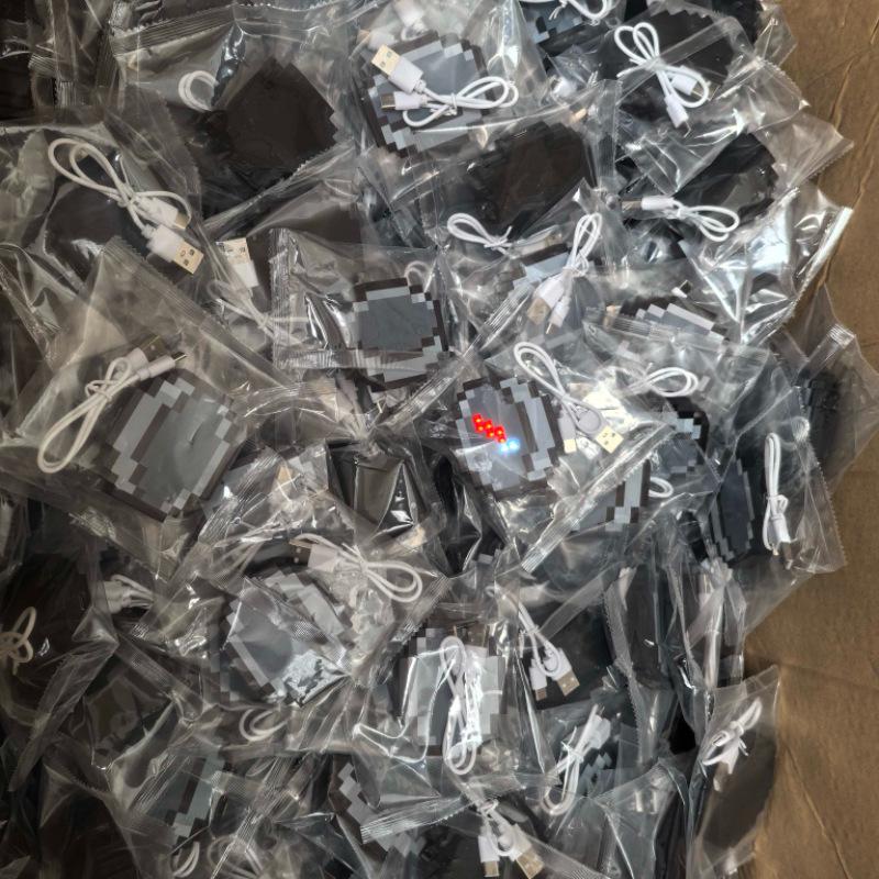 Wisiorek Kompas Styl Pixelowy: Gra MC o tematyce transgranicznej - Ruchomy wskaźnik