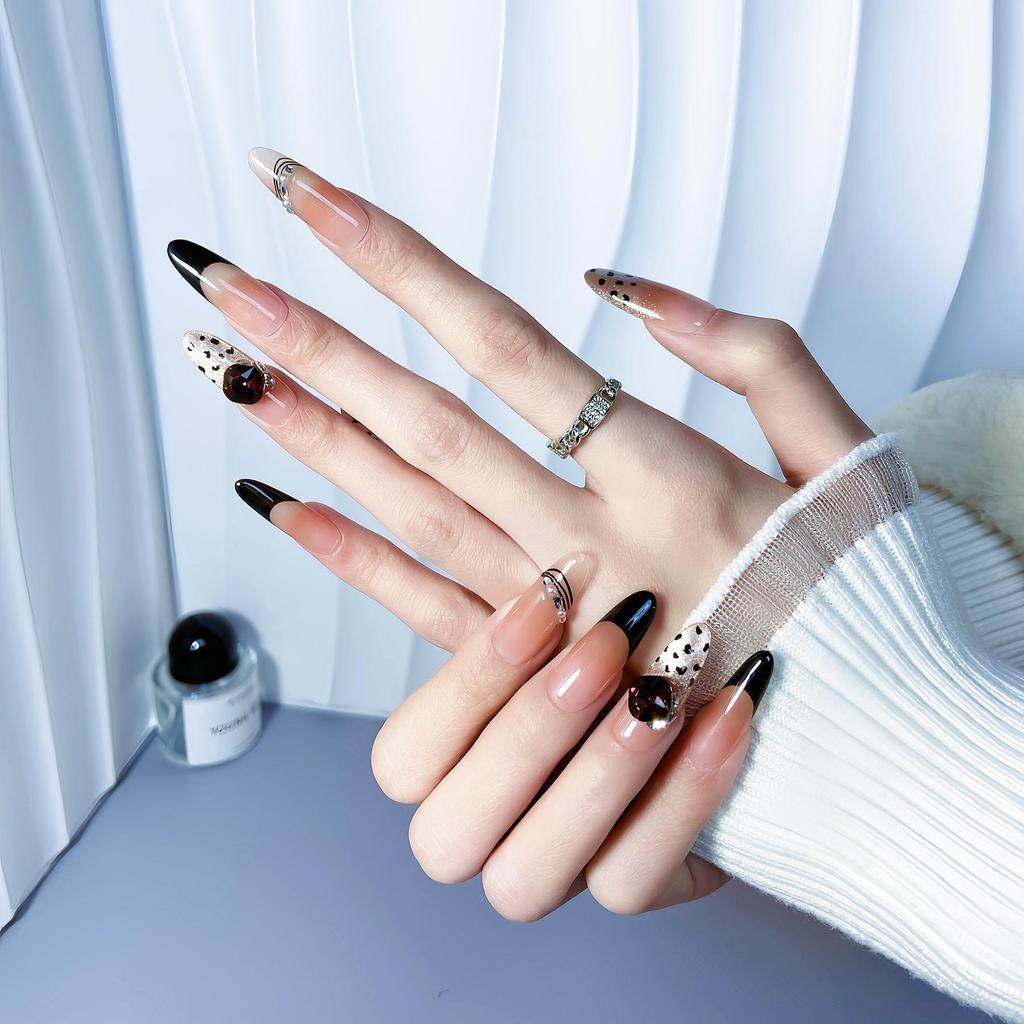 High-End Leopard Print Rhinestone Cat Eye Manicure: Influencer Style Wearable Whitening Nails