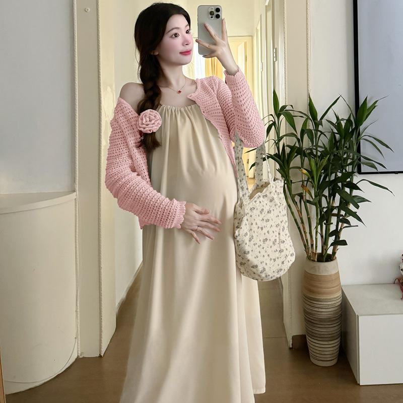 

Мода для беременных осень 2024: Шелковистое свободное платье-слинг и ажурный кардиган Large