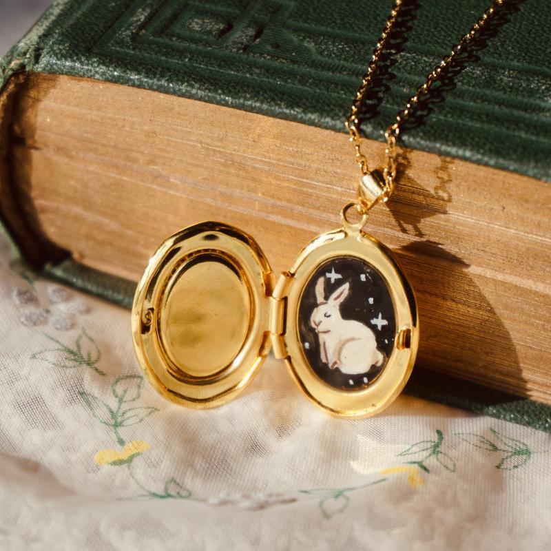 

Retro Gold Starry Sky Jade Rabbit Lock Box Necklace Can Be Opened And Closed Niche Design Light Luxury Collarbone Chain
