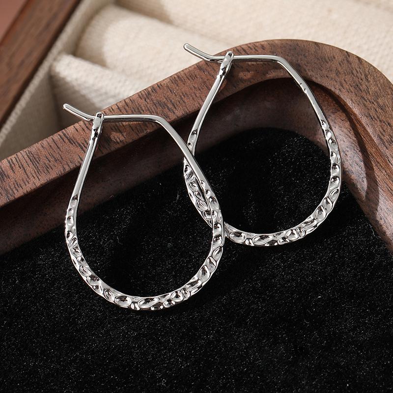 Gehämmerte Hufeisen-Creolen. Handgefertigte Ohrringe