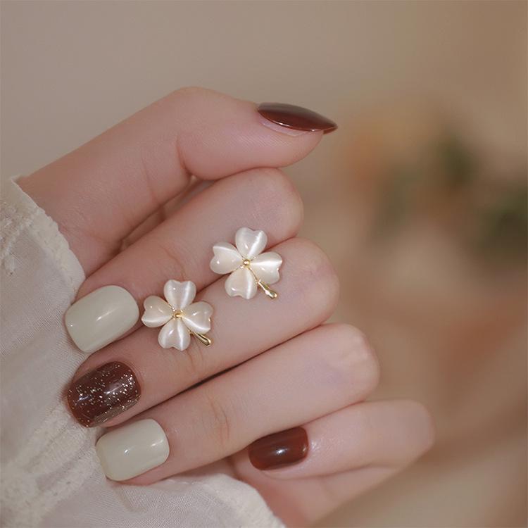 

Серьги-пусеты из серебра 925 пробы в виде цветка: Трендовый минималистичный дизайн в стиле легкой роскоши высокого класса для женщин 2023