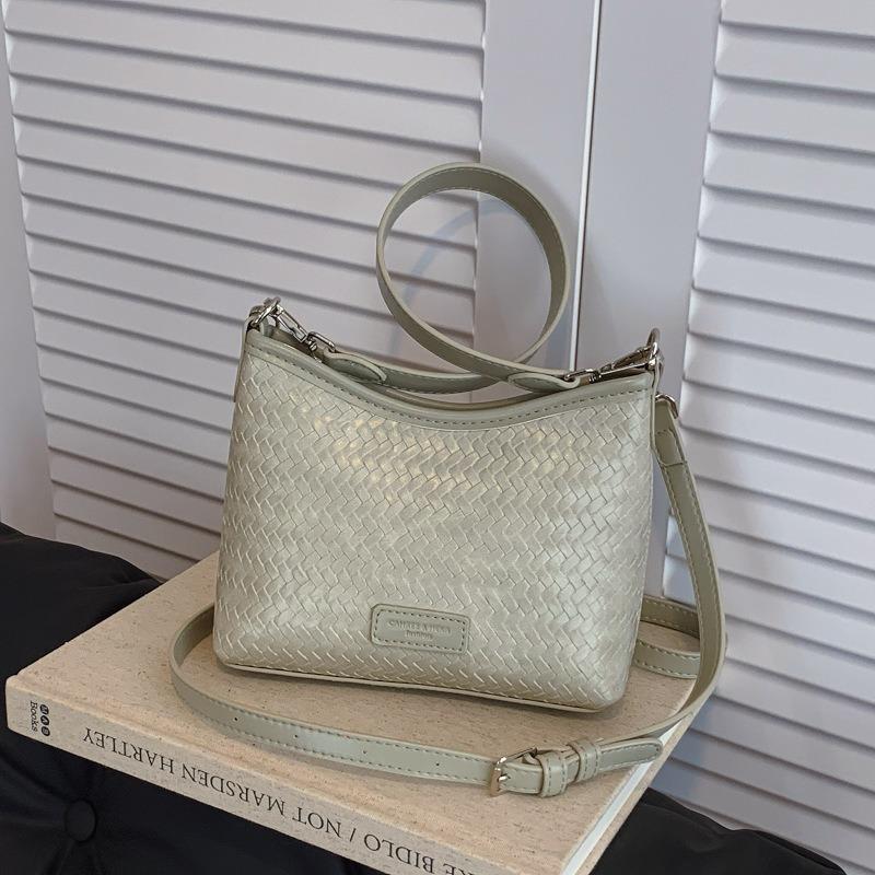 Niche woven pattern underarm bag women's new fashion shoulder messenger bag summer retro bucket bag