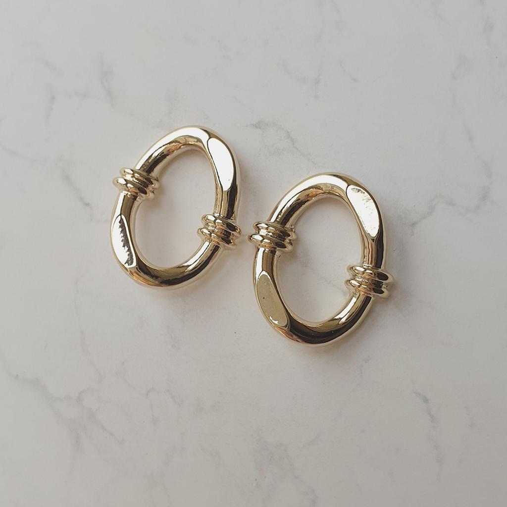 Geknotete ovale Ringohrringe - Goldfarben