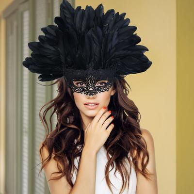 Piórkowa maska maskaradowa dla kobiet wenecka maska na pół twarzy z piórkiem dodatek Mardi Gras na bal maturalny imprezę