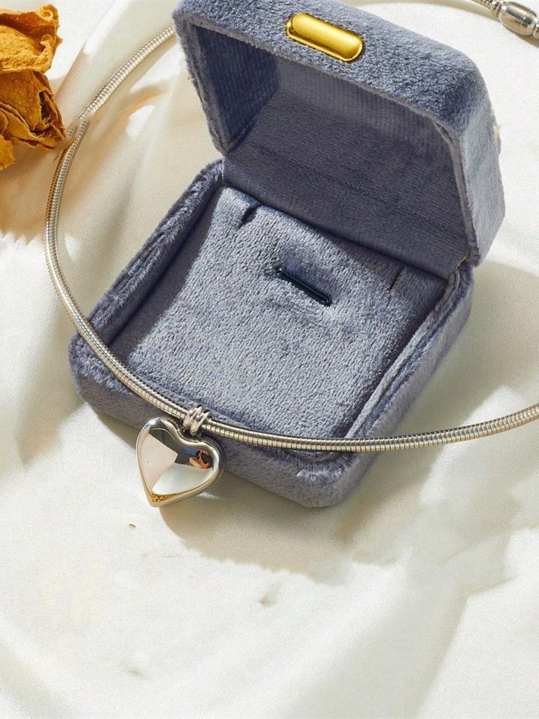 1 Pc Minimalist Stainless Steel Elastic Hollow Heart Pendant Choker Necklace With Gift Box, Suitable For Daily Wear