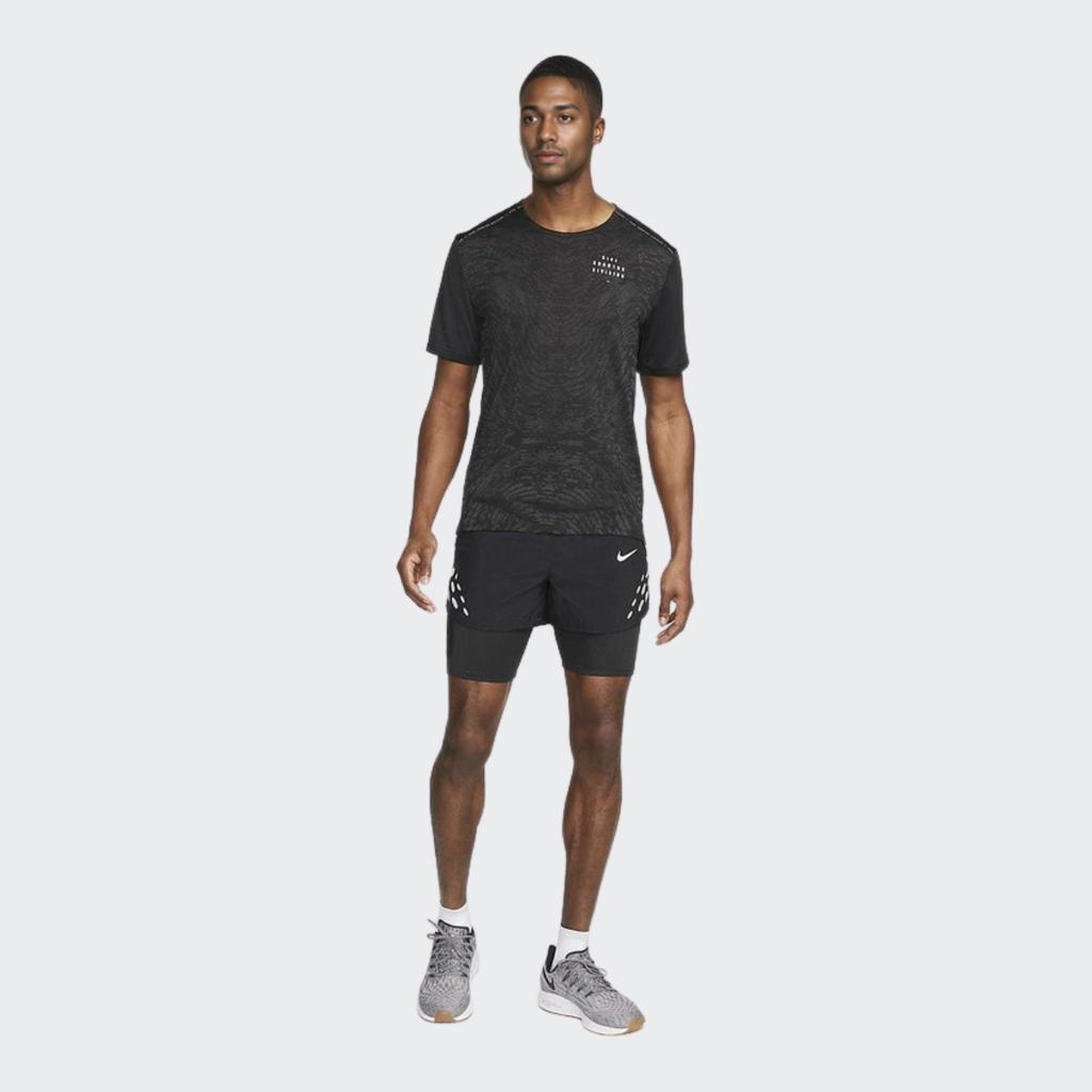 Nike Αντανακλαστική στάμπα Μονόχρωμο κοντομάνικο μπλουζάκι τρεξίματος Ανδρικά Τοπ Μαύρο DM4766-010
