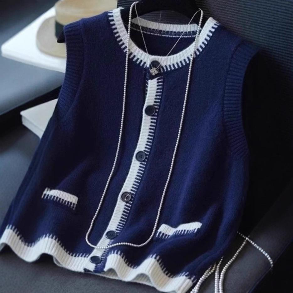 

Jacket with Round-neck and Front Opening, Featuring A Pocket and A Three-dimensional Patch Pocket. New Style for Autumn and Winter. S темно-синього кольору