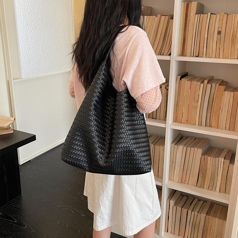 IELGY Portable Woven Pattern Bag Large Capacity Commuter Shoulder Underarm Tote Bag