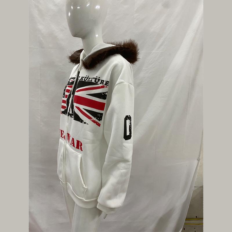 A casual and personalized printed plush hooded sweatshirt with trendy and fashionable women's edges for autumn and winter