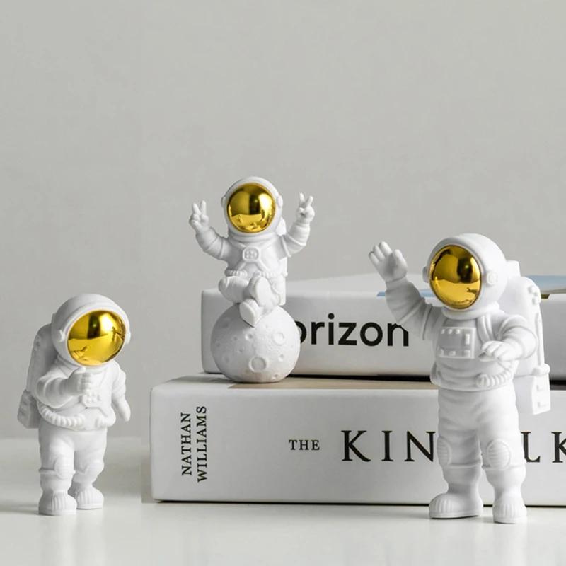 

Desktop Astronaut Ornament Creative Home Decor Housewarming Birthday Gift for Boys Girls Summer Desk Decoration Space Theme золотой