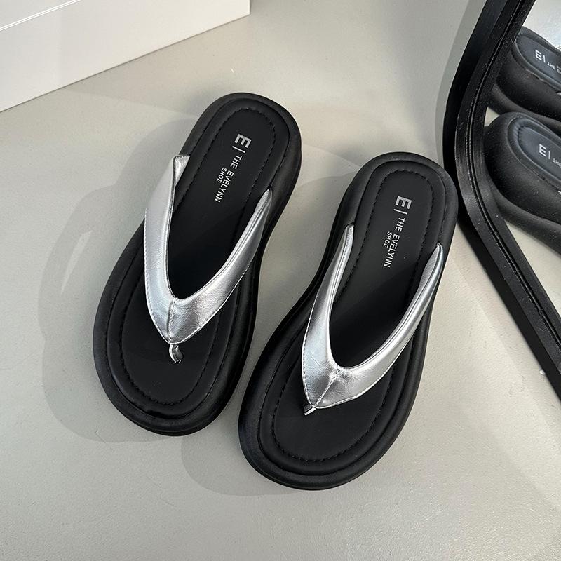 Black Non-slip Thick-soled Flip-flops for Women's Summer Wear 2025 New Versatile Beach Cool Slippers