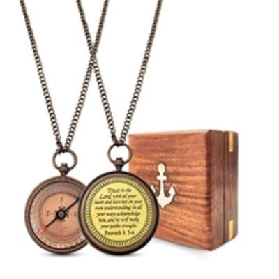 Il Viaggio della Vita con Stile:  Medaglione Bussola in Ottone con Scatola in Legno -