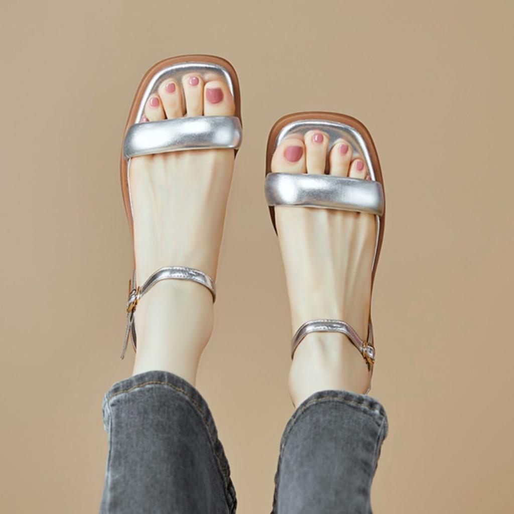 Exquisite and high-end golden flat-soled sandals for women's 2025 new summer models with beef tendons and soft soles are versatile and not tiring.