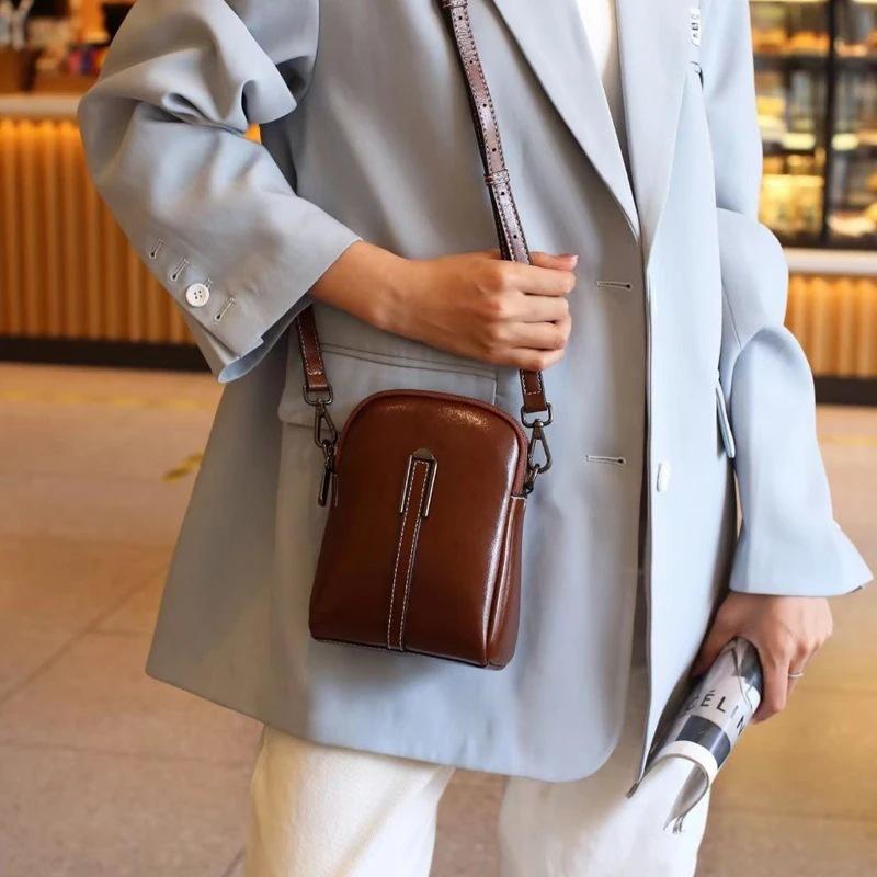 A Light Luxury and Fashionable Women's Crossbody Bag, A Retro High-end Oil-wax Leather Single-shoulder Small Bag