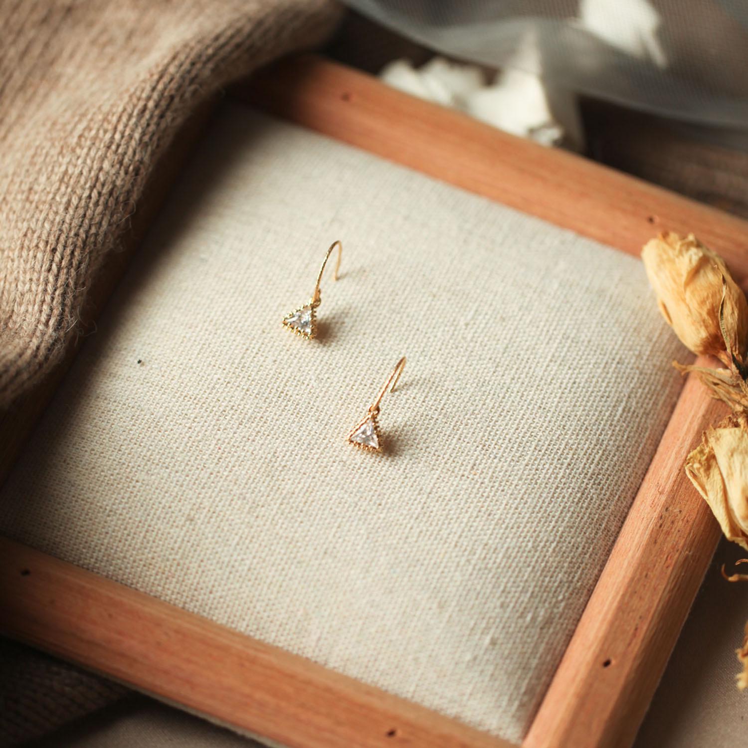 

Серьги-капли треугольной формы из стерлингового серебра 925 пробы с золотым покрытием для женщин - Элегантный и нежный дизайн 925 Silver