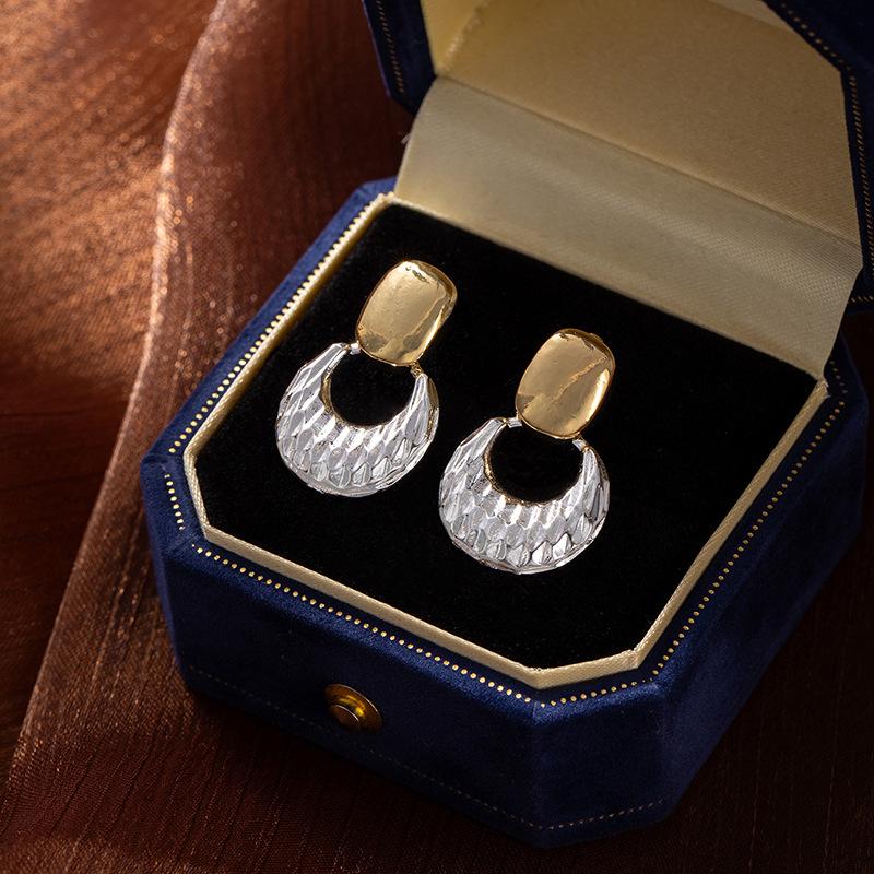 Gold And Silver Two-Color Plaid Flash Earrings French Retro Simple Light Luxury Temperament Earrings Versatile High-End Earrings Women