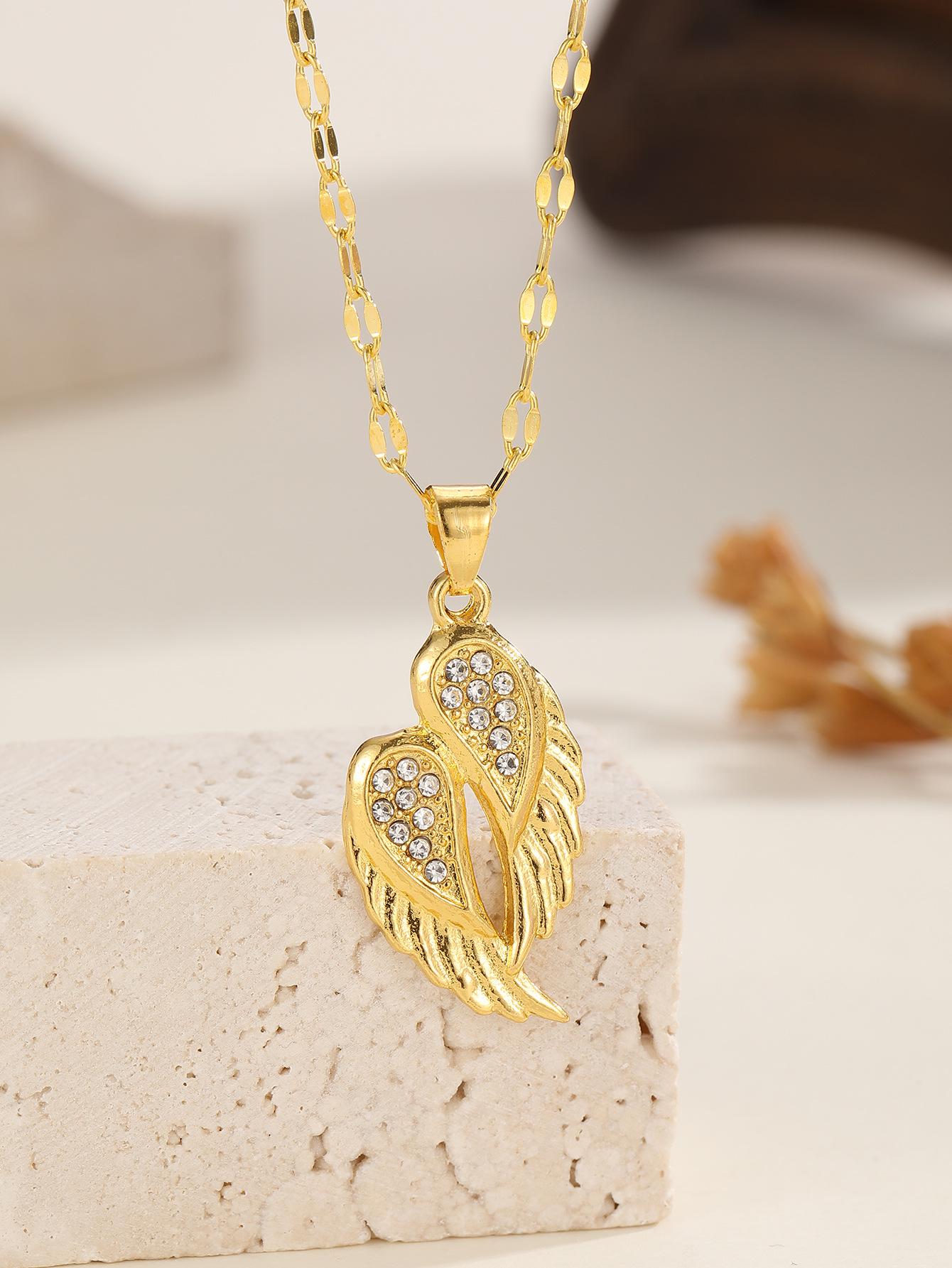 Роскошное ожерелье с подвеской в виде ангельских крыльев золотой