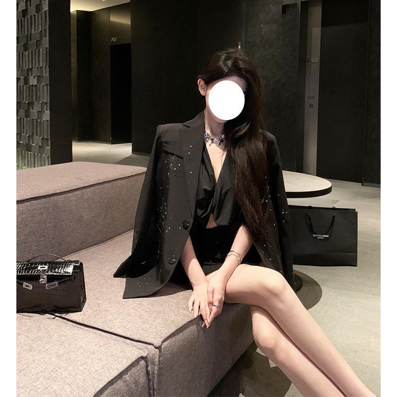 Dámské sako na galavečer s třpytivými výřezy, vycpanými rameny a lemováním.