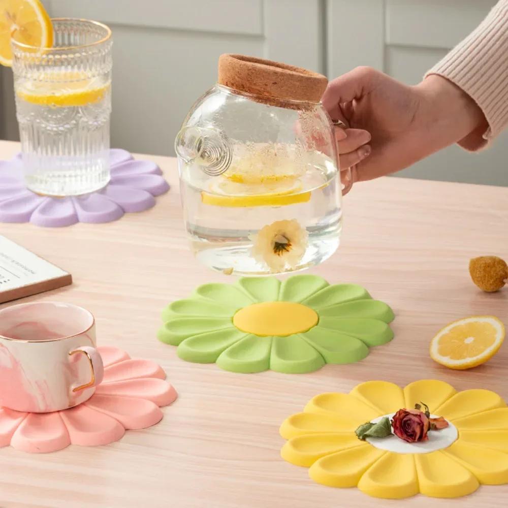 Daisy Shape Silicone Coaster Kitchen Table Heat Resistant Anti-scalding Mat Cup Tableware Placemat Table Decoration