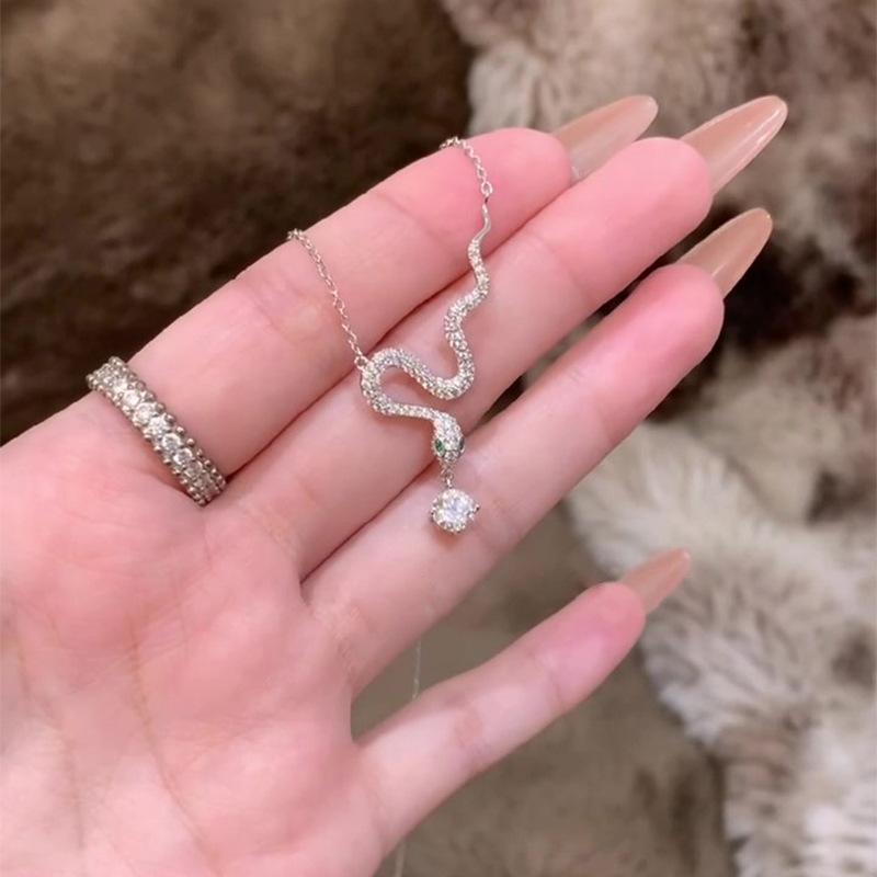 

Супер яркое циркониевое колье в виде скрученной змеи, нишевый дизайн, чувство личности, цепочка на ключицу, модный простой темпераментный предмет, украшение