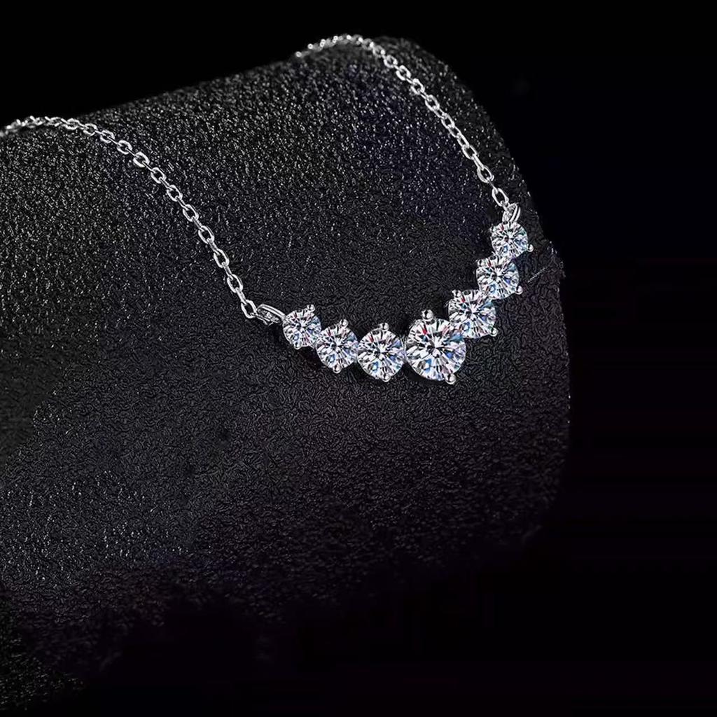 New Smiling Necklace for Women's Shiny Pendant Necklace Fashion High-end Temperament Collarbone Chain