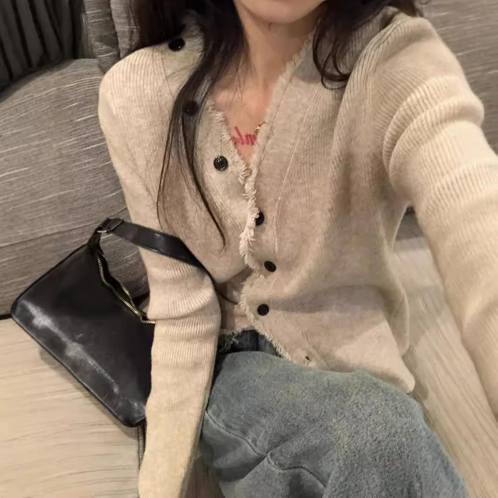 V-neck knitted bottom cardigan women's spring and autumn sweater jacket design sense niche slim-fitting chic sweet and spicy long-sleeved top