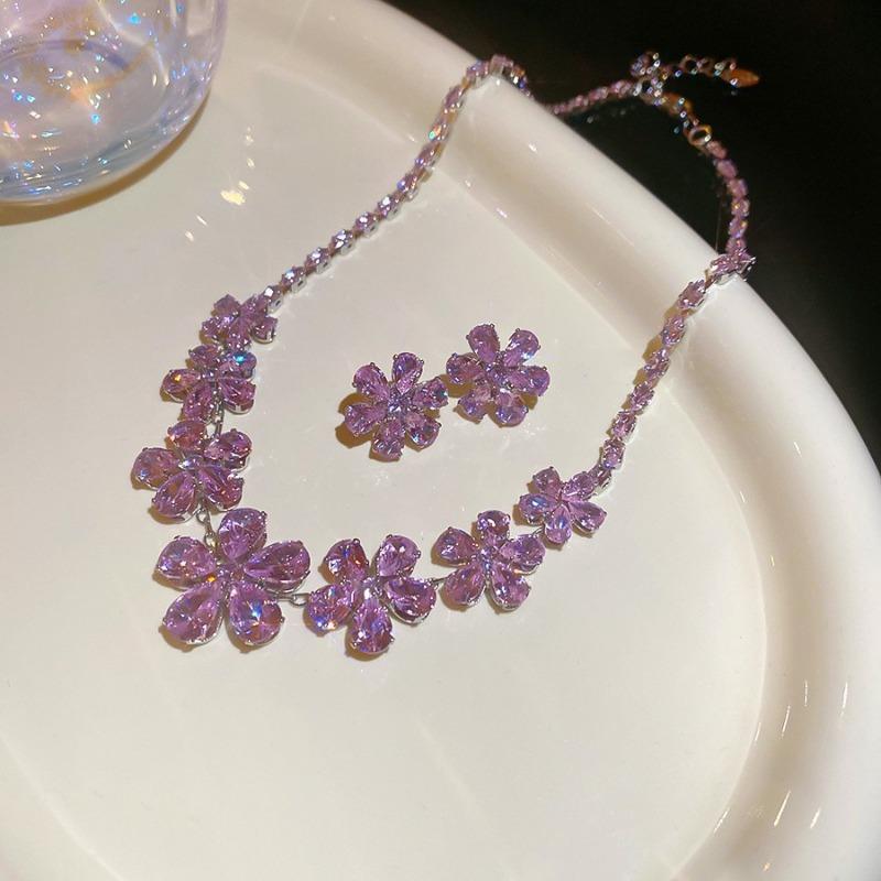 Quadratisches Ohrstecker- und Halsketten-Set mit Diamanten - ein schickes, luxuriöses und hochwertiges zweiteiliges Set mit exquisiter Eleganz