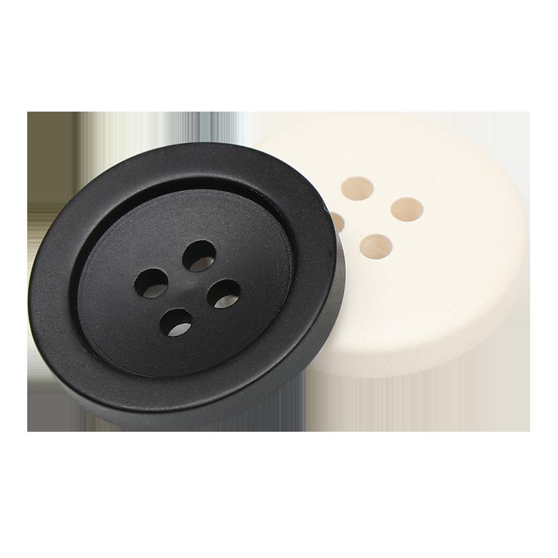 Svarta trenchcoat med hartsknappar, kostymimitation, hornknappar, färgade fyröglade knappar i exklusivt ullmönster