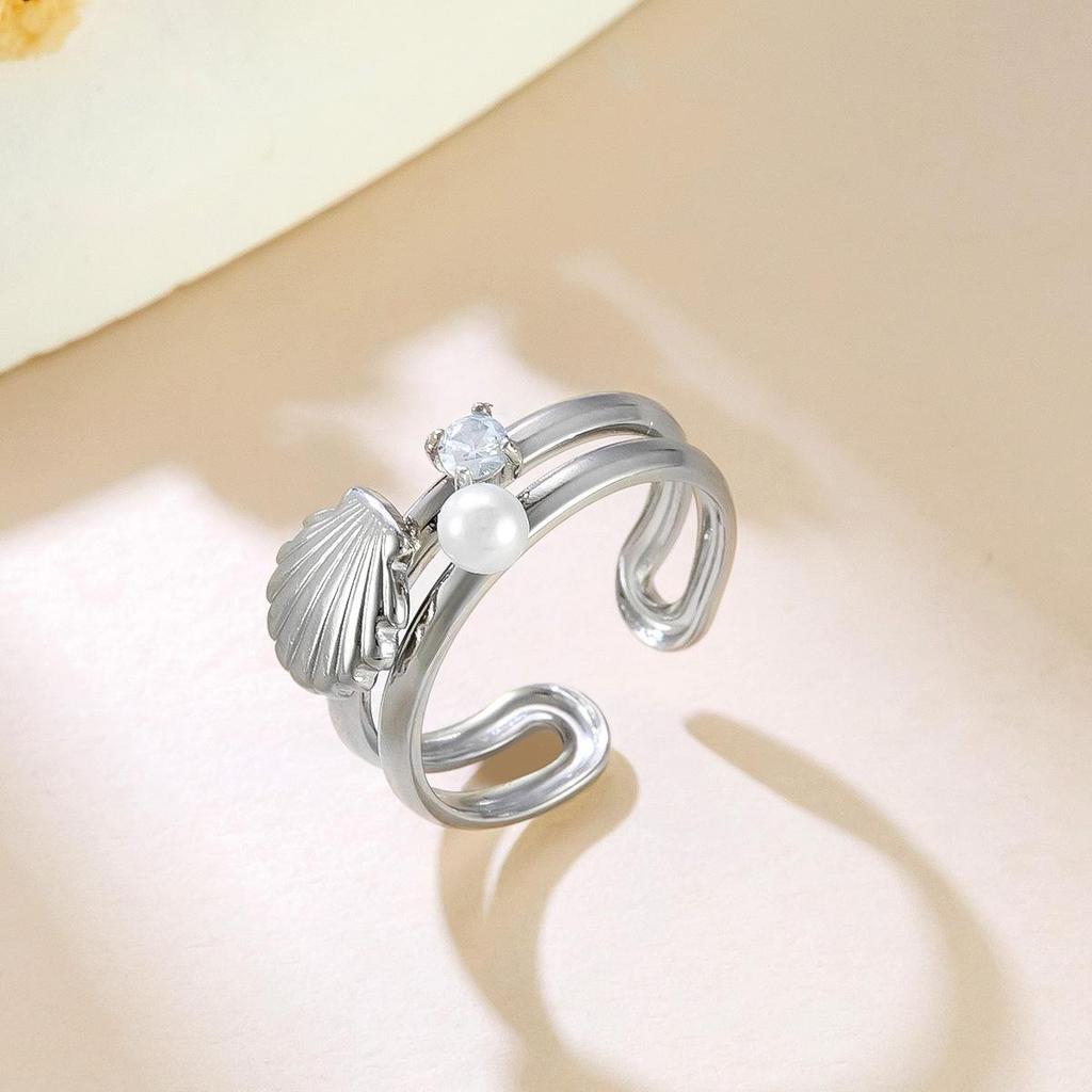 18K Gold-Plated Scallop Ring with Imitation Pearl and Metallic Finish