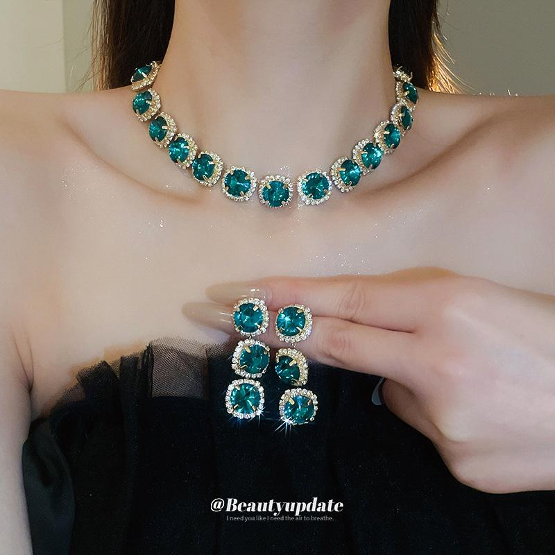 Runder Blumenschmuck-Set mit Ohrringen und Halskette mit quadratischem Diamant-Inlay - Luxusschmuck für Damen