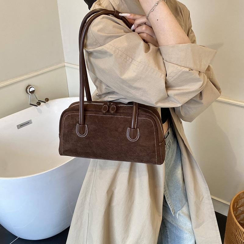 The new baguette bag is simple and high-end, underarm bag, shoulder bag, fashionable and versatile women's bag.