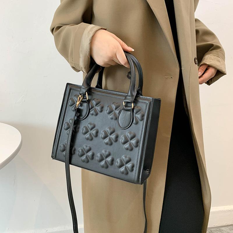 

Новинка 2024 року, популярна портативна невелика жіноча сумка в модному стилі, модна універсальна коса сумка з розширеною текстурою в іноземному стилі чорний