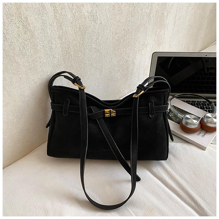 Large capacity bag women s new winter retro messenger bag high value casual shoulder commuter bag