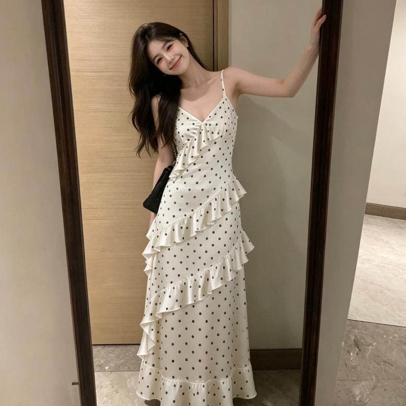White polka dot suspender dress, a-word French long dress, seaside Dingdal skirt, beautiful and beautiful skirt summer