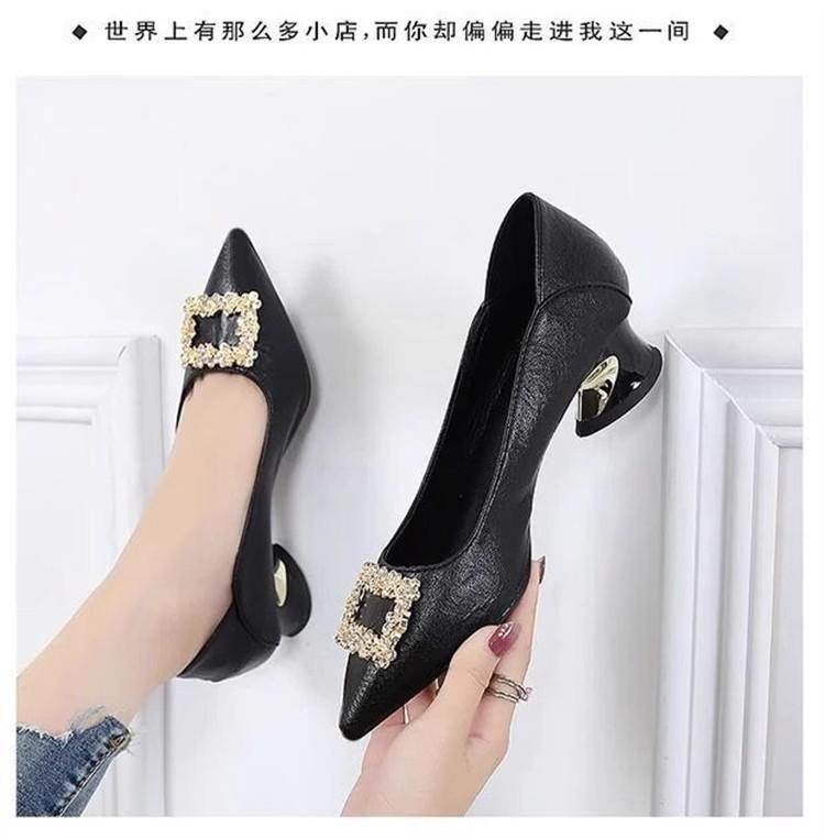 

Интернет-знаменитость мягкая кожа одинарная обувь женская толстый каблук 2025 весна и осень новая стразы удобные туфли на высоком каблуке средний каблук мода маленькие 40 чёрный