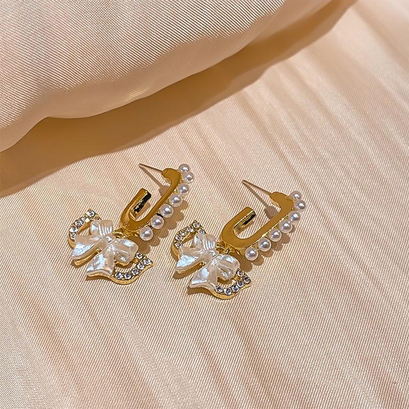 2024 High-End Pearl Stud Earrings: French Light Luxury Style for Women