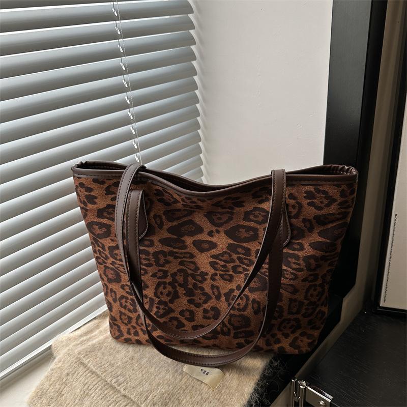 

В этом году супер огненная сумка-тоут с леопардовым принтом женская 2025 новая универсальная осенне-зимняя большая вместимость студенческая для учебы на плечо для поездок на работу тёмно-рыжий