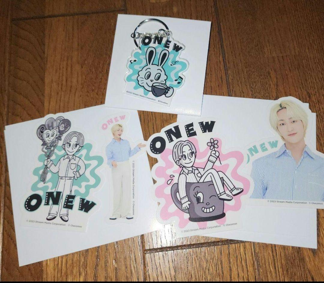 

[Б/У] Брелок и наклейка ONEW SHINee