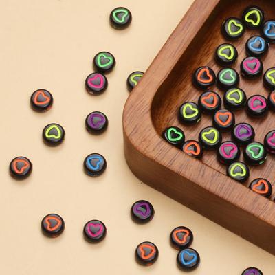 100Pcs 7mm Flat Round Loose Spacer Acrylic Heart Pattern Beads for Jewelry Making DIY Handmade Keychain Necklace Bracelet Earrings Fashion Materials