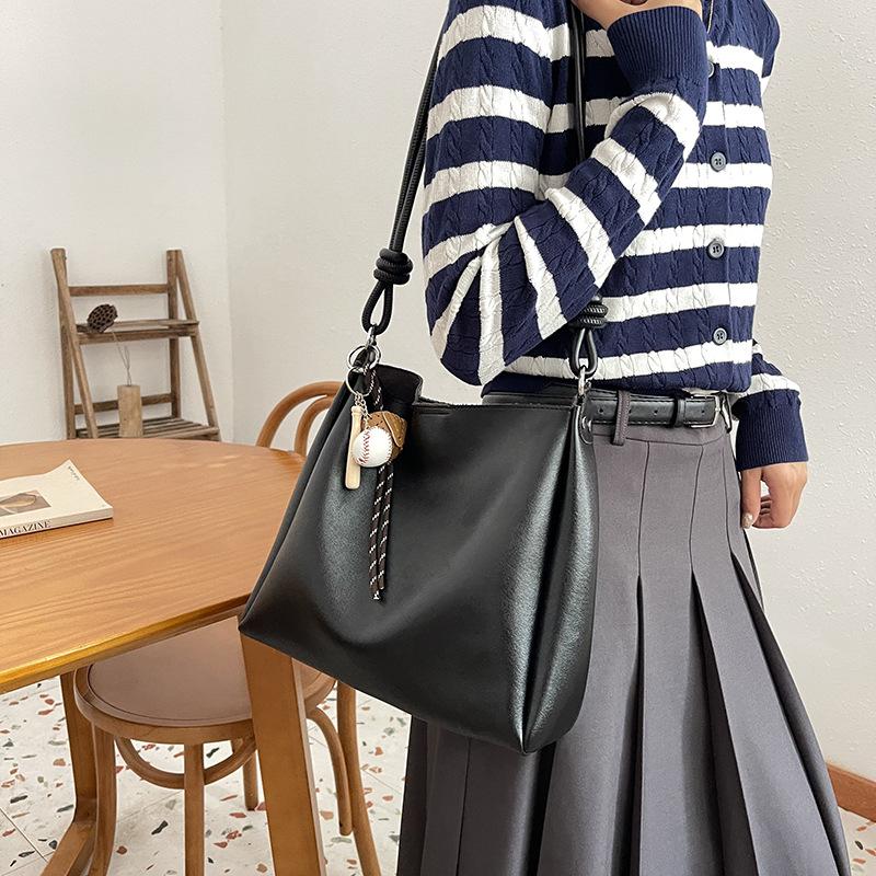 Retro high-end niche design commuter tote bag large bag women's 2025 new soft leather shoulder bag