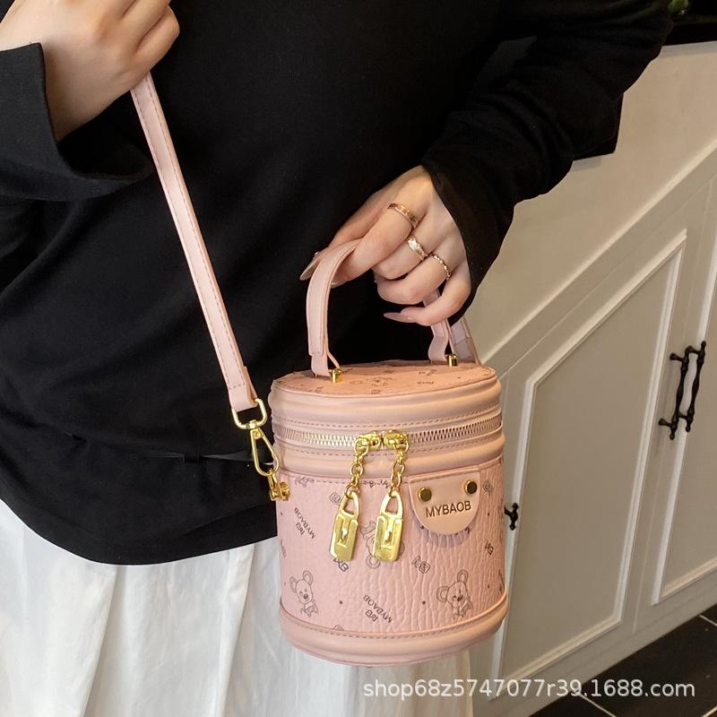 Niche design foreign style portable bucket bag women's 2025 new spring and summer fashion versatile commuter messenger bag small bag