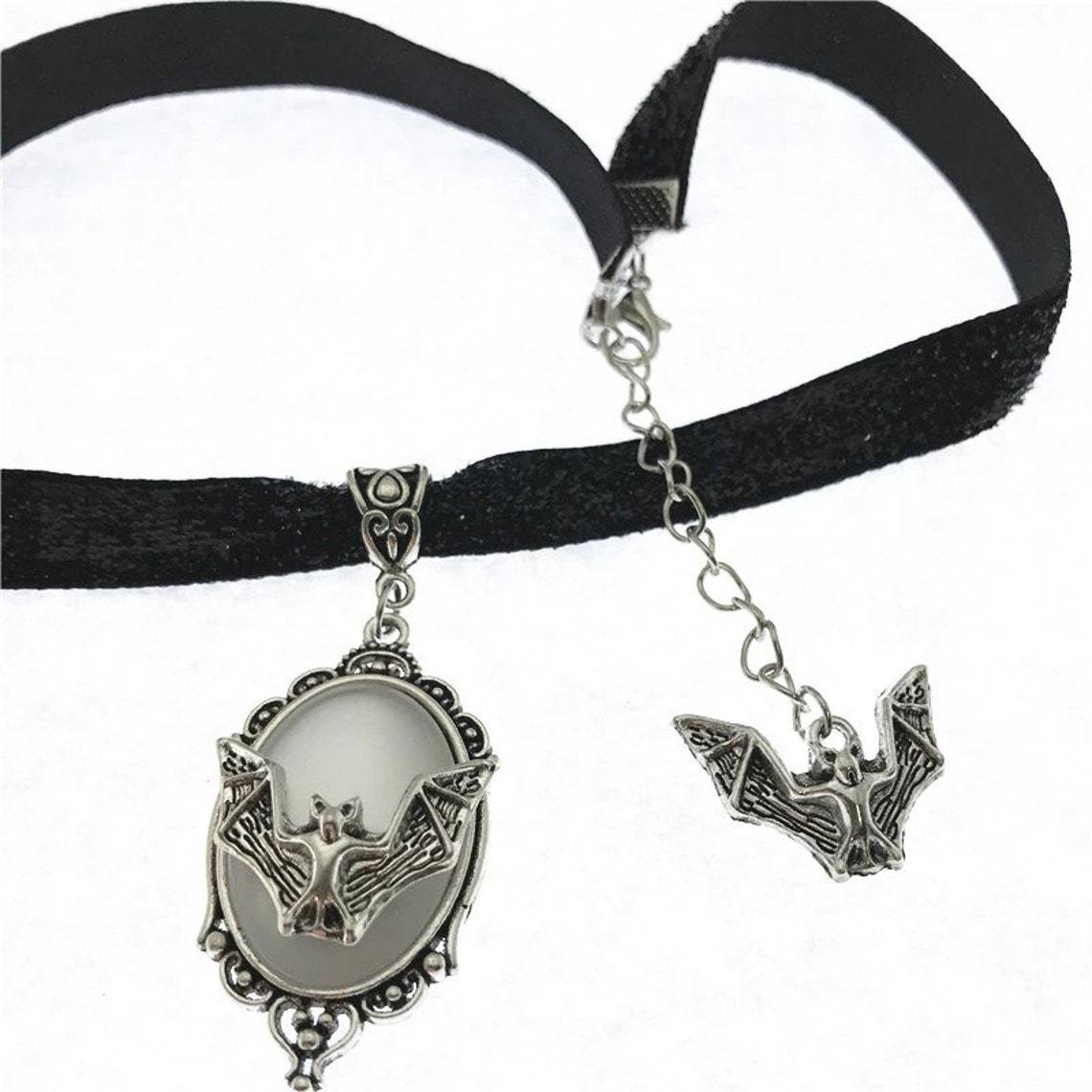 

Punk Personality Sliver Color Oval Vampire Bat Relief Pendant Black Velvet Necklace for Women Halloween Party Retro Jewelry Gift