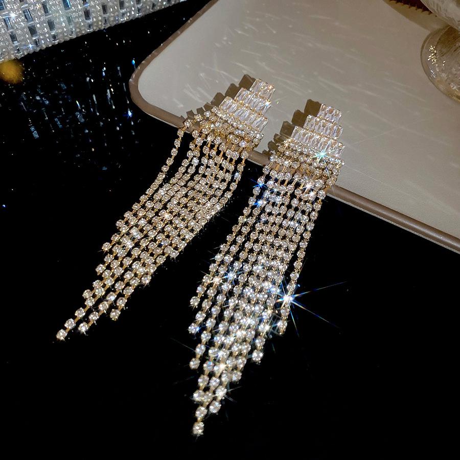 Серебряные серьги-подвески с геометрическим ромбом и стразами - Роскошные и стильные серьги для женщин